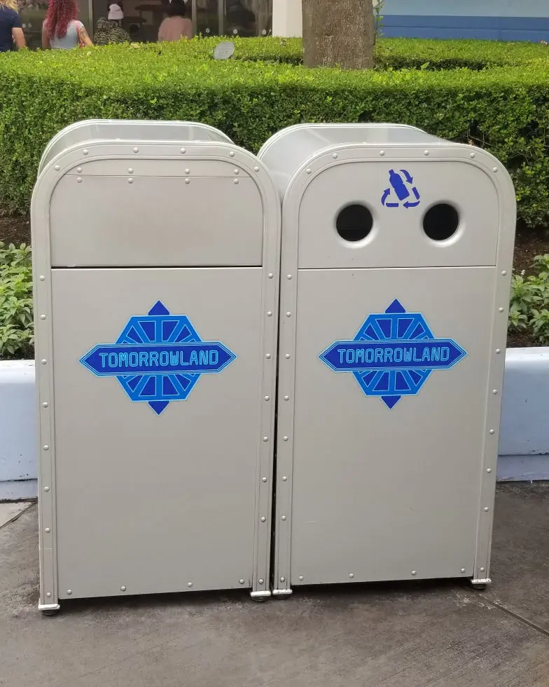 ディズニーのゴミ箱、全部集めてみた。【ディズニーランド編】 - Bad