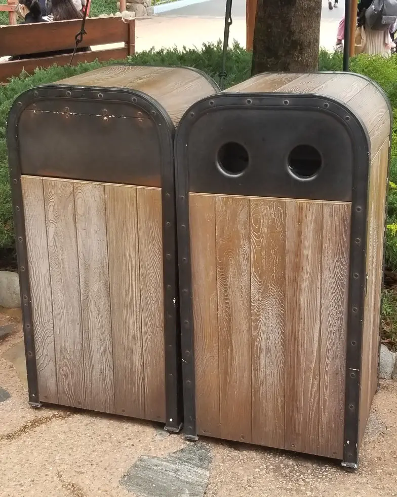 ディズニーのゴミ箱、全部集めてみた。【ディズニーランド編】 - Bad